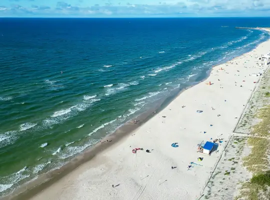 Szerokie piaszczyste plaże w Łebie