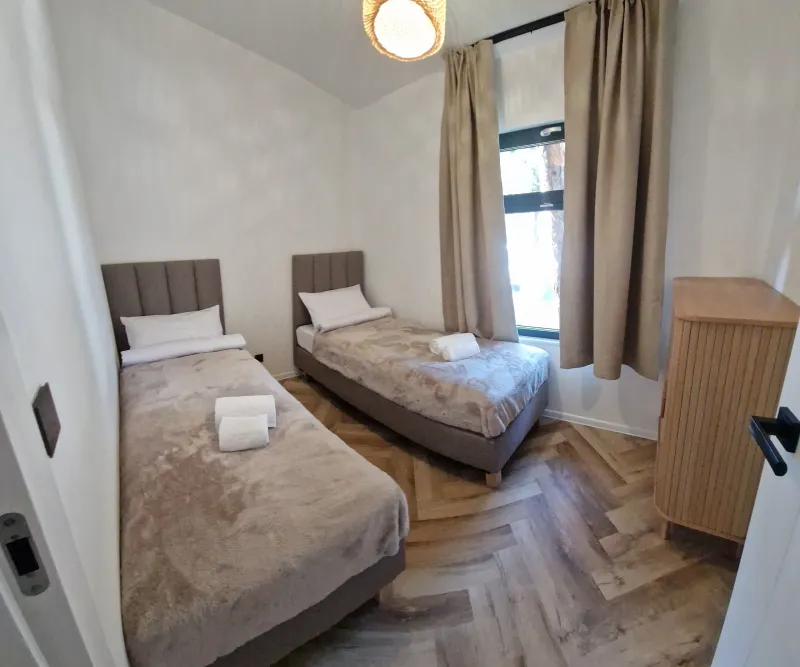 Domki z tarasem Fly House Kopań sypialnie